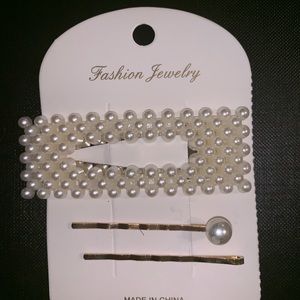 Pearl hair clips